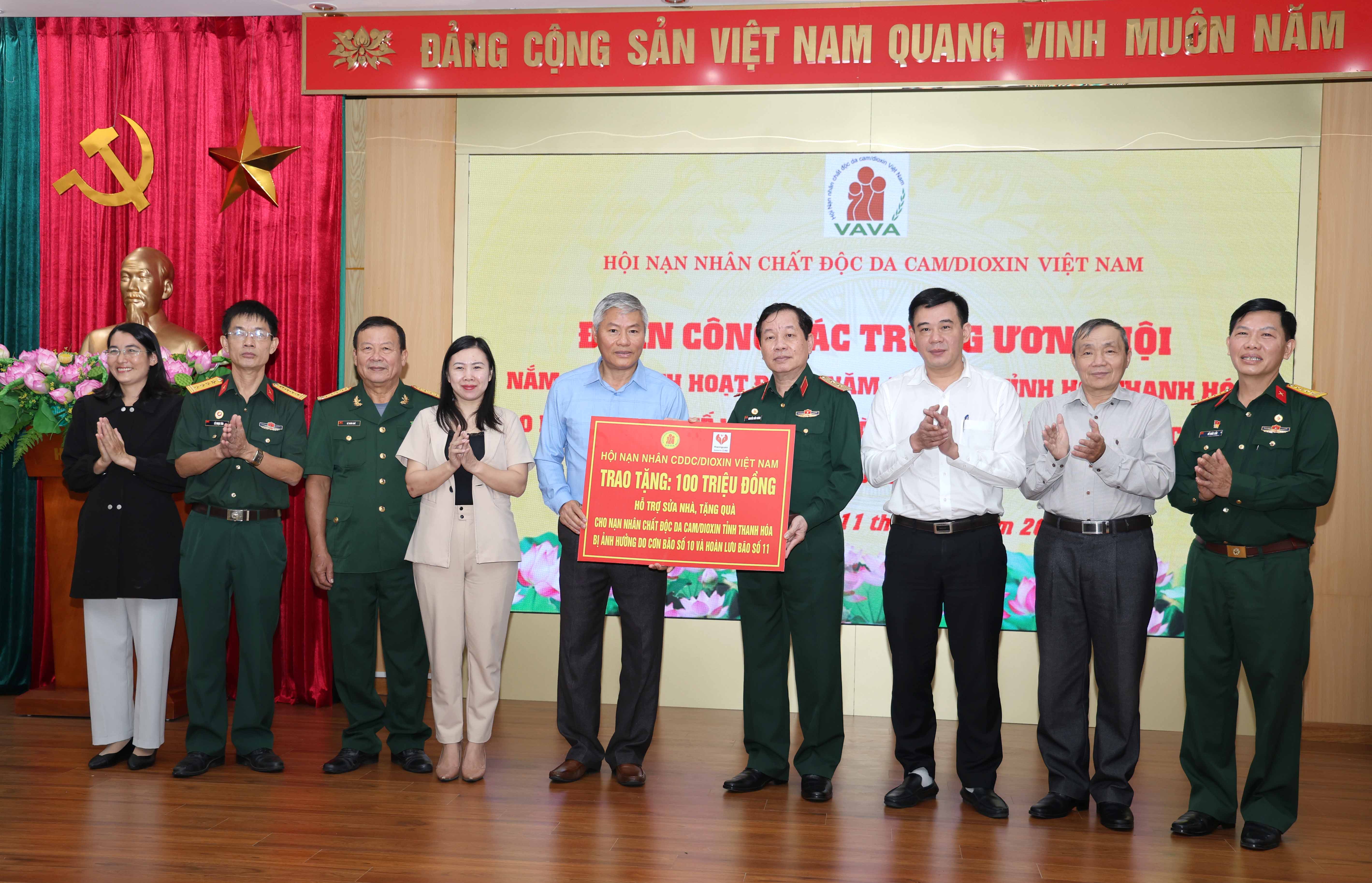 Trung ương Hội nắm tình hình hoạt động và tặng quà nạn nhân chất độc da cam tỉnh Thanh Hóa và Ninh Bình