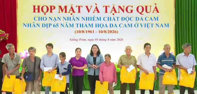 Hội tỉnh Vĩnh Long họp mặt, tặng quà nhân dịp 65 năm thảm họa da cam ở Việt Nam