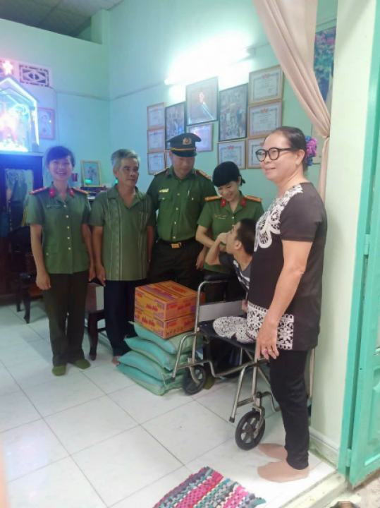 Công an tỉnh Đồng Nai tặng quà  nạn nhân chất độc da cam