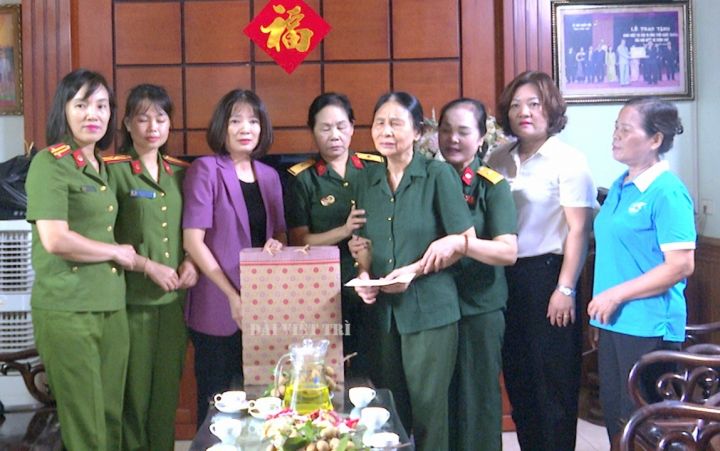 Các cấp hội Phú Thọ tặng quà nạn nhân nhân chất độc da cam