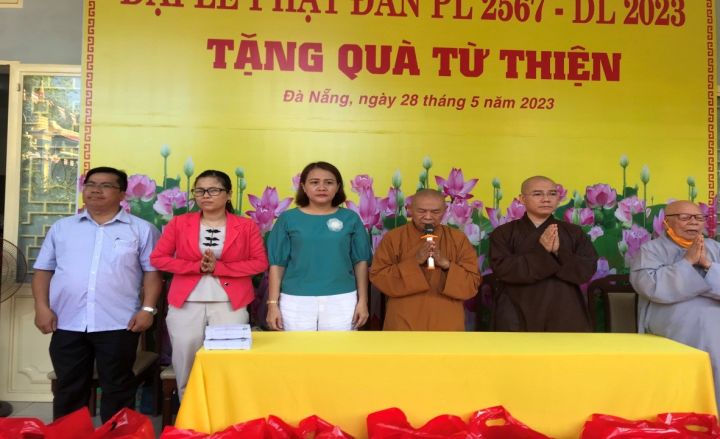 Ban Trị sự Phật giáo Việt Nam thành phố Đà Nẵng tặng quà từ thiện nhân mùa Phật Đản 2023