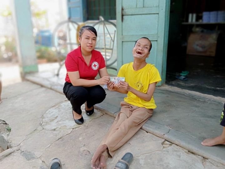 Hội huyện Định Quán: Trao quà cho nạn nhân chất độc da cam