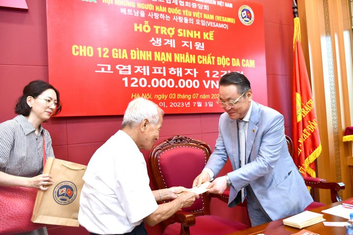 Hội Những người Hàn Quốc yêu Việt Nam hỗ trợ sinh kế cho NNCĐDC Việt Nam