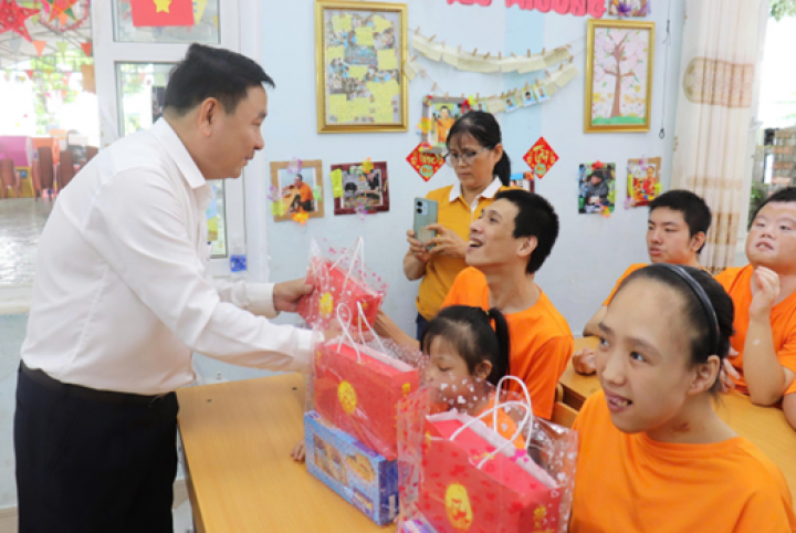 Phó Chủ tịch HĐND thành phố Đà Nẵng thăm, tặng quà Tết Trung thu 2025 cho trẻ em nạn nhân chất độc da cam