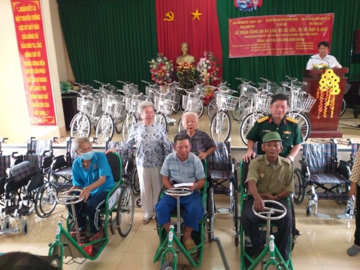 Tỉnh hội Vĩnh Long: Tặng xe lăn, xe lắc và xe đạp cho người khuyết tật