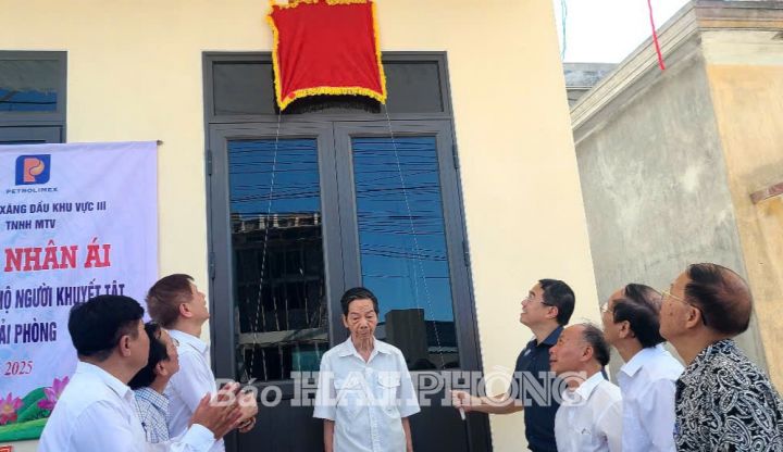 Trao tặng nhà nhân ái cho nạn nhân chất độc da cam phường An Dương