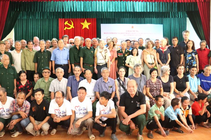 Đoàn khách Thụy Sỹ thăm Trung tâm Bảo trợ xã hội nạn nhân chất độc da cam/dioxin Việt Nam