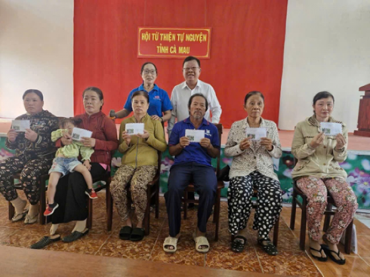 Trao tặng xe lăn, quà cho nạn nhân chất độc da cam