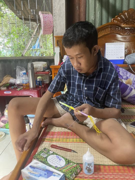   Nghị lực của chàng trai 10 năm chạy thận bằng những cây bút cuốn chỉ theo yêu cầu  