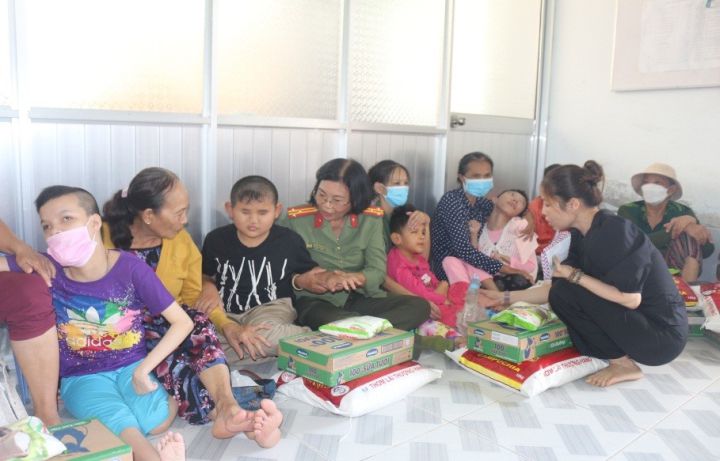 Hội Phụ nữ Công an tỉnh Bến Tre thăm tặng quà nạn nhân