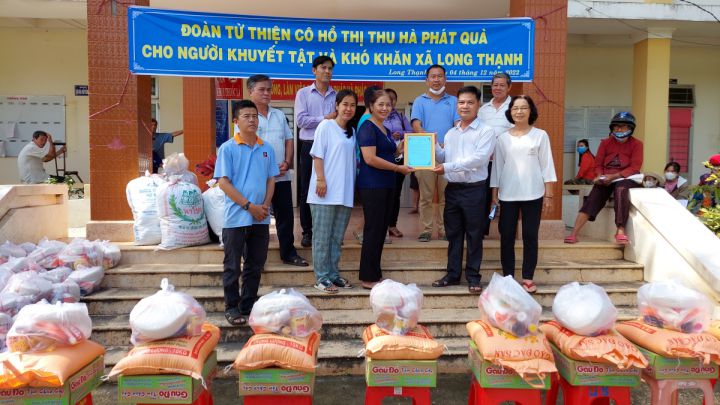 Tặng quà cho nạn nhân chất độc da cam, người khuyết tật ở 2 xã Long Thạnh và Mỹ Thạnh