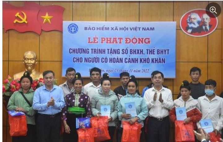 Tặng sổ BHXH, thẻ BHYT cho hộ khó khăn