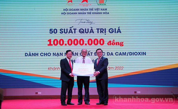 Hội Doanh nhân trẻ Việt Nam trao tặng quà cho nạn nhân chất độc da cam tỉnh Khánh Hòa