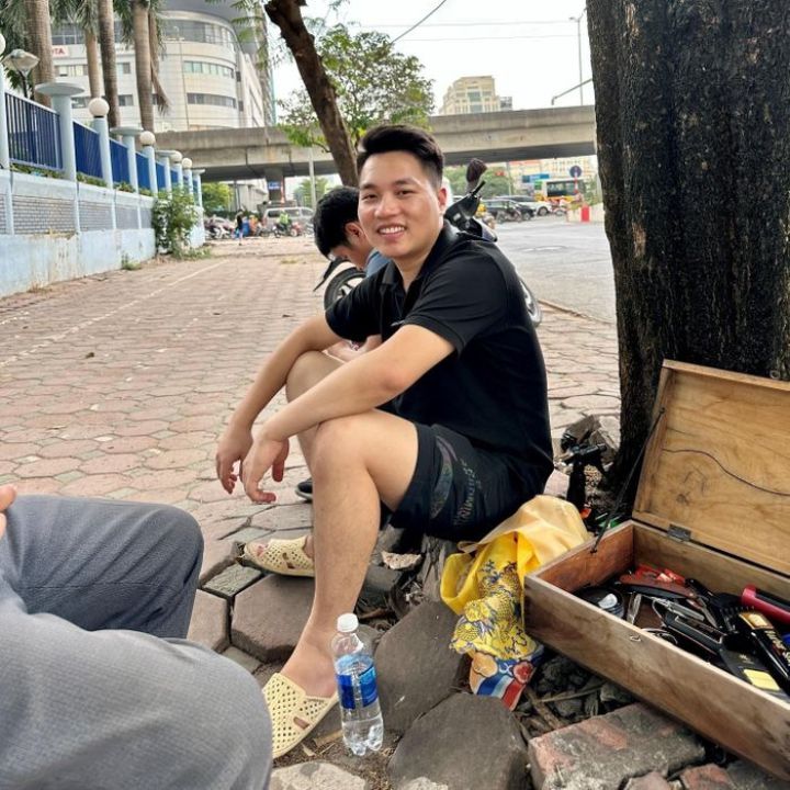 9x chạy xe khắp phố Hà Nội để cắt tóc miễn phí cho người nghèo