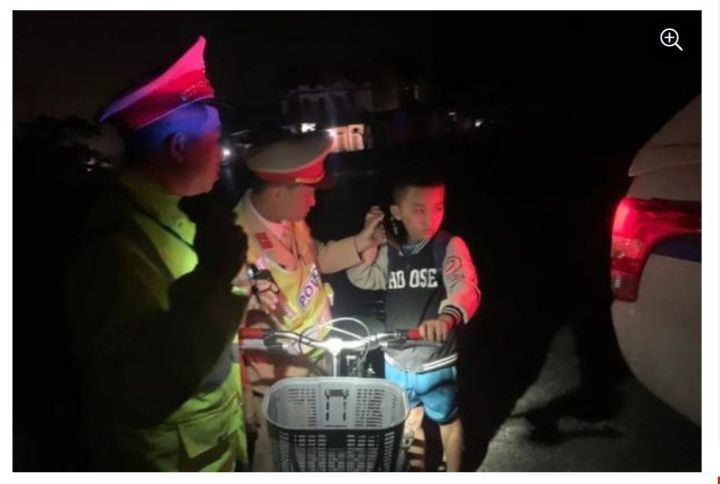 Cậu bé 9 tuổi đi lạc 60km trong đêm được CSGT đưa về nhà