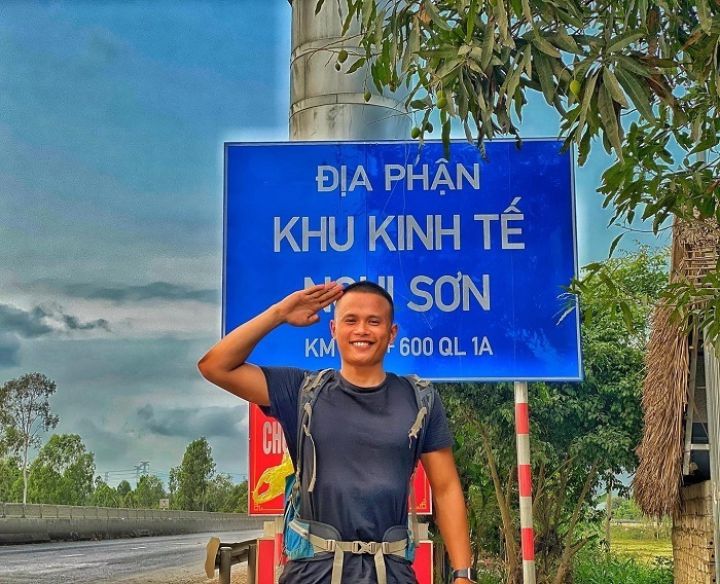 Chàng trai giúp cụ ông vượt đèo ngày giá rét, rồi tặng cả áo ấm