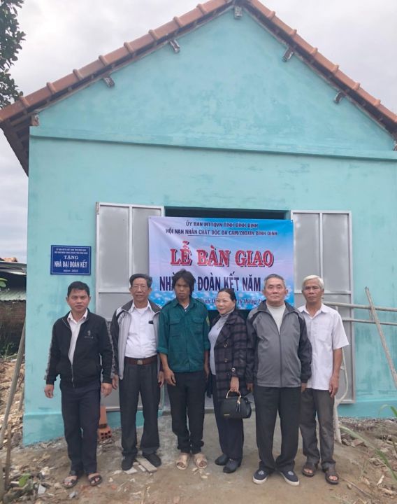 Tỉnh hội Bình định bàn giao Nhà Đại đoàn kết cho nạn nhân