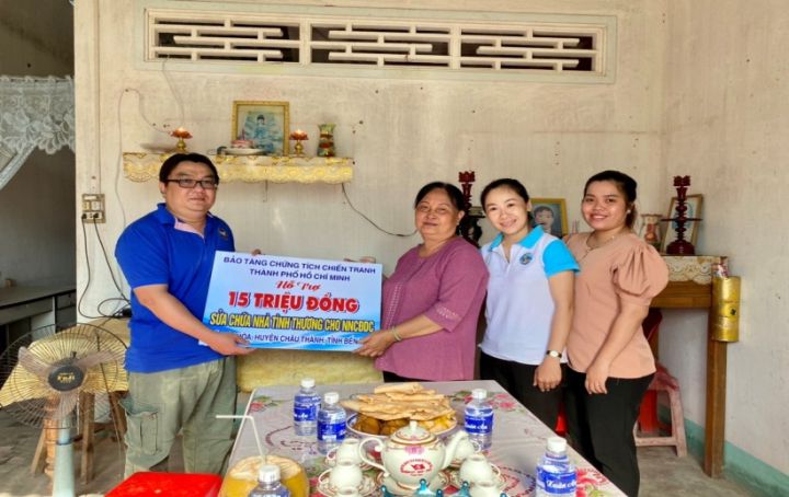 Bảo tàng chứng tích chiến tranh thăm tặng quà cho NNCĐDC huyện Mỏ Cày Nam, Mỏ Cày Bắc tỉnh Bến Tre