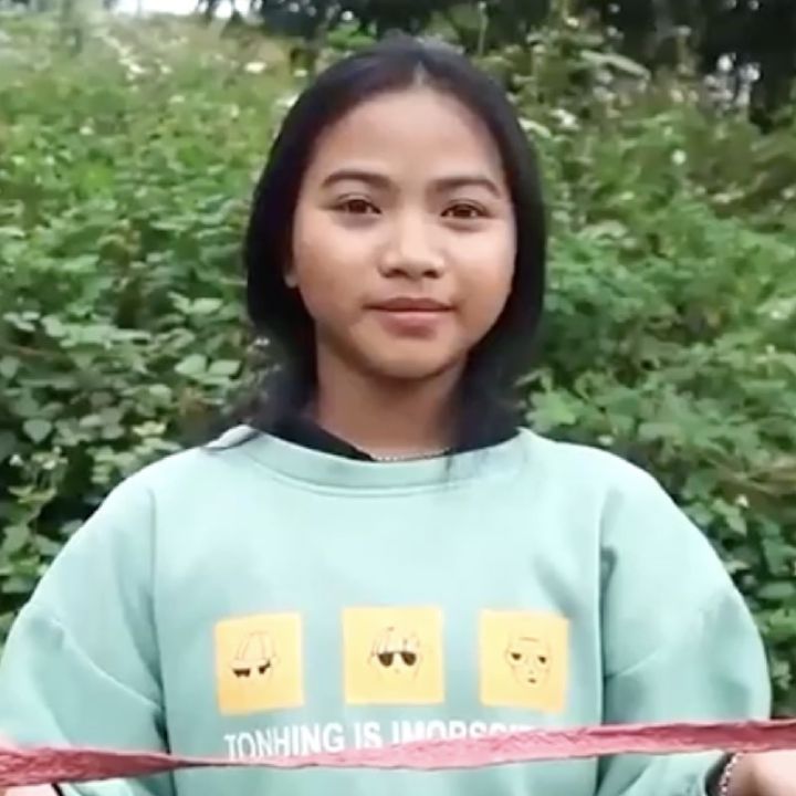 Cô bé vác củi nuôi hy vọng đi học, không dám mơ về công việc tương lai