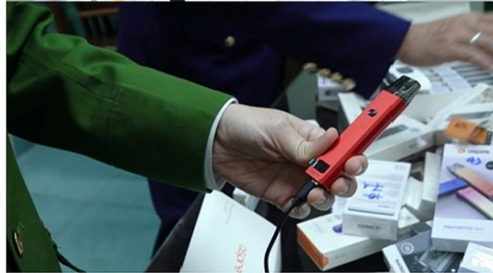 Hà Nội: Phát hiện xe chở gần 9.000 sản phẩm thuốc lá điện tử không rõ nguồn gốc