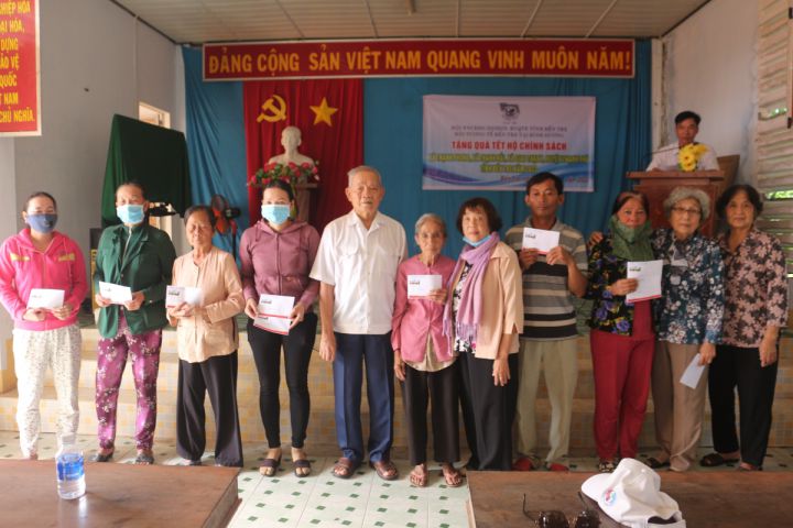 Công ty Cổ phần cảng Sài Gòn và Hội Tương tế tặng quà tết tại tỉnh Bến Tre