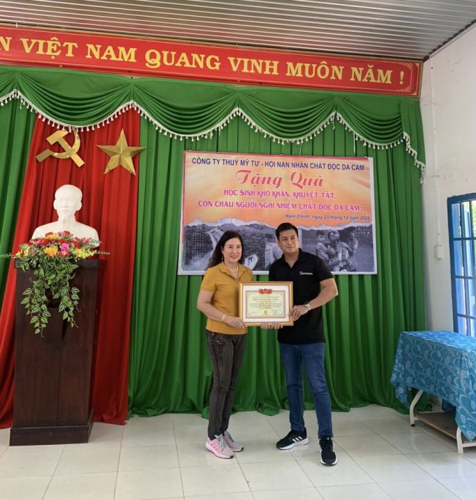 Huyện hội Đức Linh: Tặng quà cho con, cháu của nạn nhân chất độc da cam