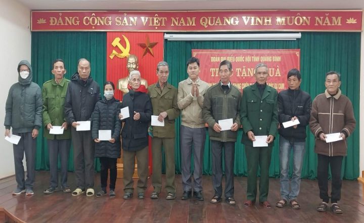 Đoàn Đại biểu Quốc hội và Hội đồng Nhân dân tỉnh Quảng Bình trao quà cho nạn nhân chất độc da cam