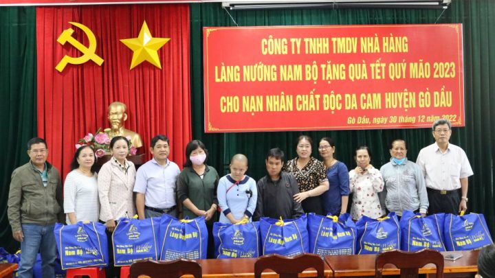 Huyện Gò Dầu: Tặng quà Tết Nguyên đán Quý Mão 2023 cho nạn nhân