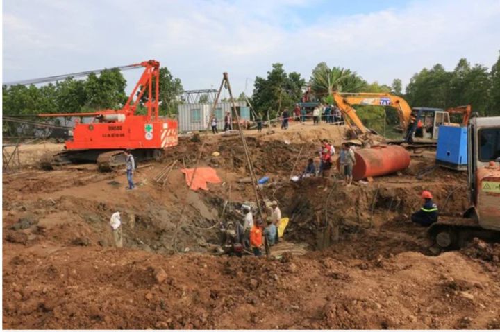 Vụ bé trai rơi xuống hố trụ bê tông ở Đồng Tháp: Sự sống cực kỳ thấp trong hố hẹp sâu