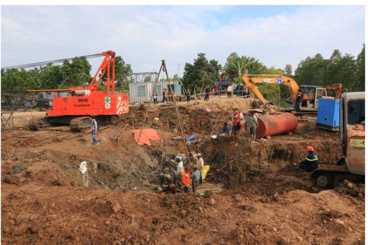 Vụ bé trai lọt vào trụ bê-tông: Sắp đưa được trụ lên khỏi mặt đất