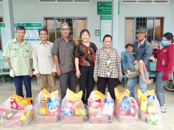 Hội huyện Định Quán tặng quà cho nạn nhân