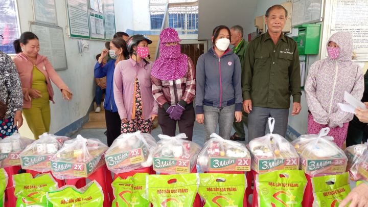 Hội Cựu TNXP Thành phố Hồ Chí Minh trao tặng quà cho nạn nhân chất độc da cam và hộ nghèo ở huyện Tân Hưng