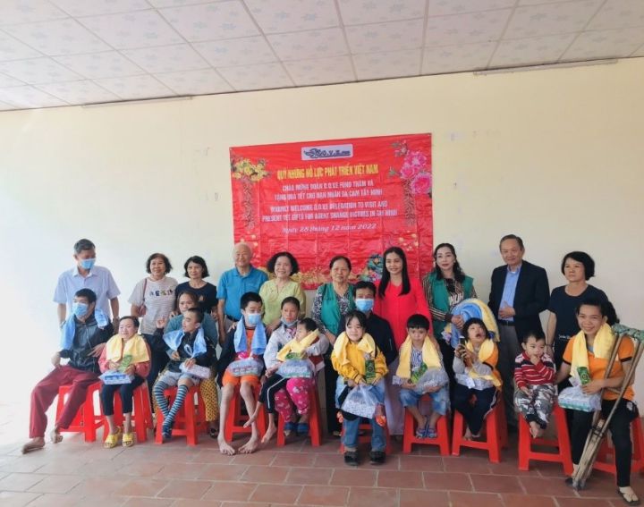 Qũy Những nỗ lực phát triển Việt Nam THE DOVE FUND tặng quà Tết Quý Mão 2023 cho nạn nhân