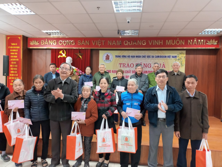 Trung ương Hội tặng quà nạn nhân chất độc da cam tỉnh thanh hóa.