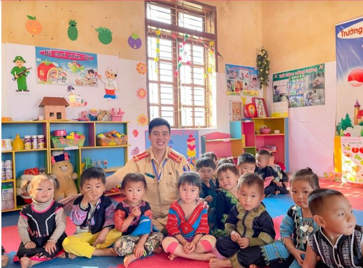 Chàng Trung úy trẻ kêu gọi hỗ trợ và nuôi dưỡng 3.500 em bé vùng cao