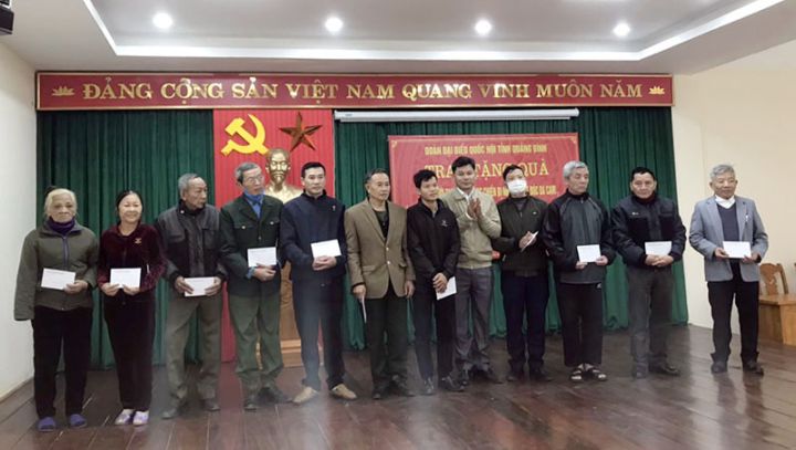 Đoàn ĐBQH tỉnh Quảng Bình tặng quà nạn nhân chất độc da cam