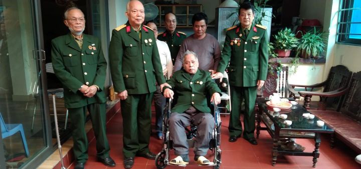 Hội Truyền thống Trường Sơn – Đường Hồ Chí Minh tặng xe lăn cho nạn nhân chất độc da cam.