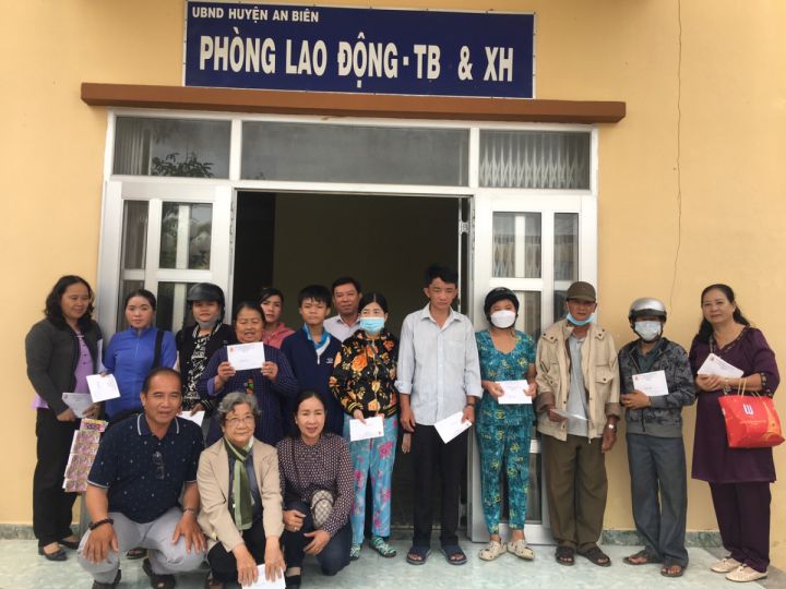 Kiên Giang: Tặng quà cho nạn nhân chất độc da cam