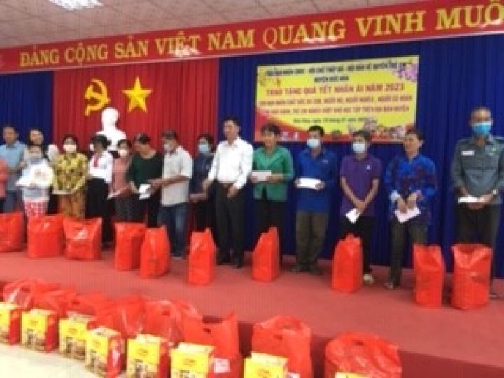 Hội huyện Đức Hòa trao quà Tết Quý Mão cho nạn nhân chất độc da cam