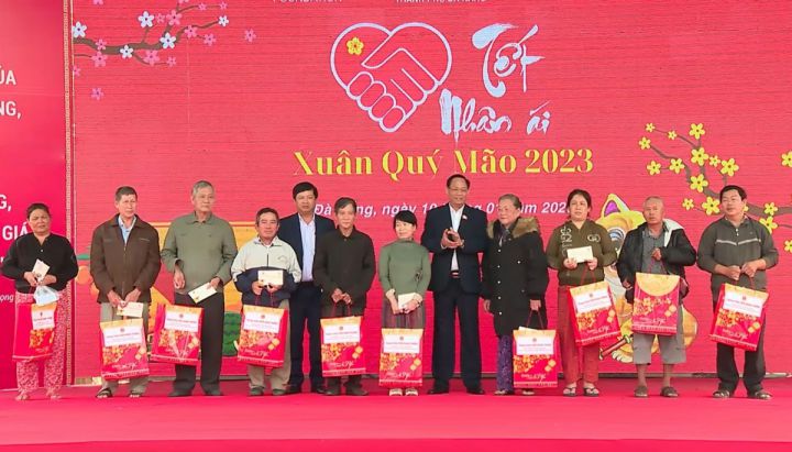 Thượng tướng Trần Quang Phương, Phó Chủ tịch Quốc hội tặng quà Tết Quý Mão 2023 tại Đà Nẵng