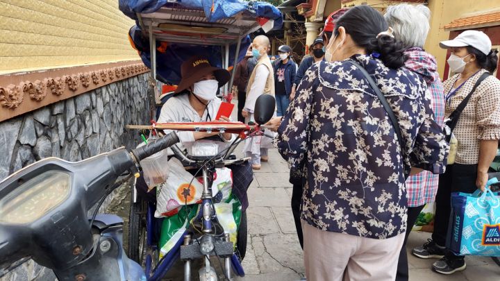 Thủ Thừa: Tặng quà cho nạn nhân chất độc da cam, hộ nghèo và người khuyết tật