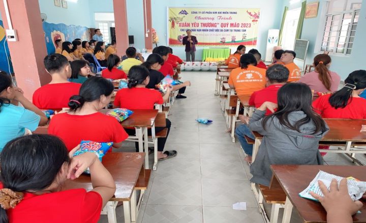 Công ty Cổ phần Kim khí Miền Trung tặng quà nạn nhân chất độc da cam