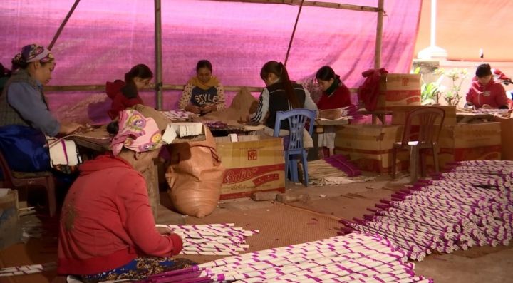 Làng nghề hương trầm ở miền Tây xứ Nghệ hối hả vào Tết