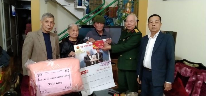 Hội Truyền thống Trường Sơn Đường Hồ Chí Minh Sư đoàn 571 tặng quà hội viên là nạn nhân chất độc da cam .