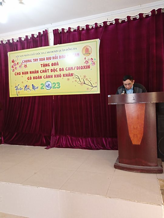 Tạp chí Da cam Việt Nam tặng quà cho nạn nhân chất độc da cam