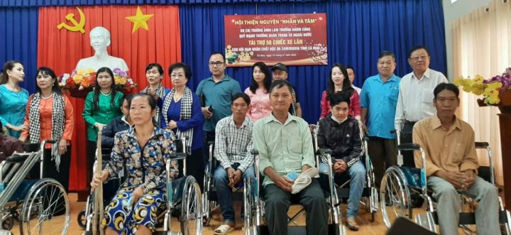 Tỉnh hội Cà Mau trao tặng quà cho NNCĐDC