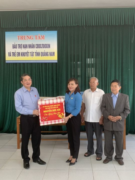 Phó Chủ tịch Quốc hội – Thăm, tặng quà Trung tâm bảo trợ NNCĐDC/dioxin Quảng Nam