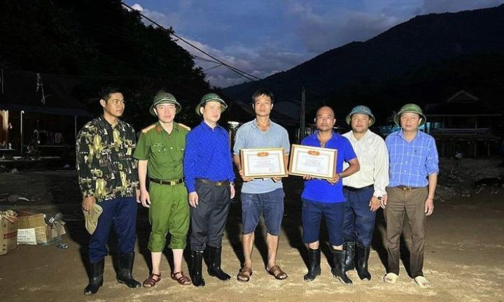 Anh hùng đời thường vượt lũ dữ cứu người