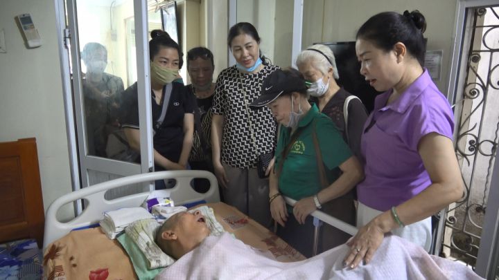 Người phụ nữ tận tình với nạn nhân chất độc da cam