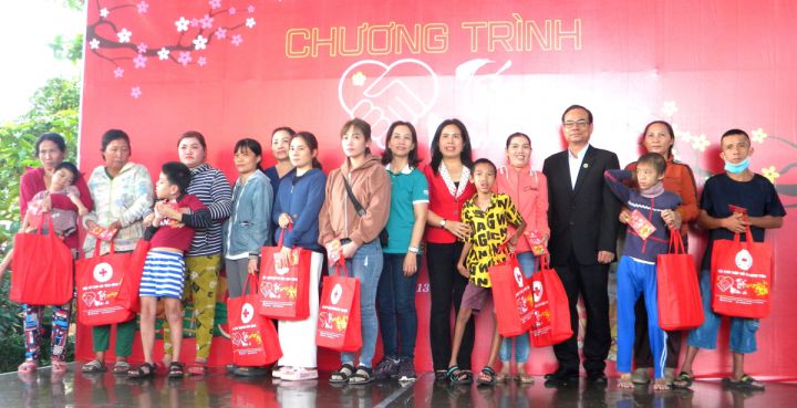 Bình Thuận: Tổ chức “Tết Nhân ái” trao quà cho NNCĐDC